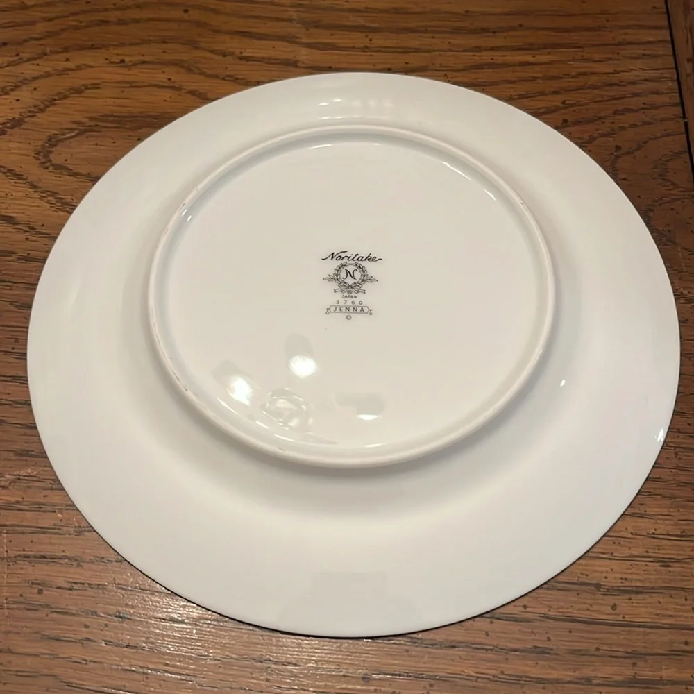 Noritake Jenna 12 five piece settings and oval vegetable‎ bowl